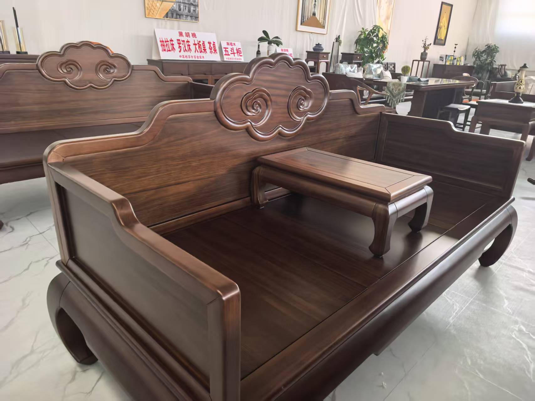 雕花罗汉榻与靠枕组成的起居空间实拍